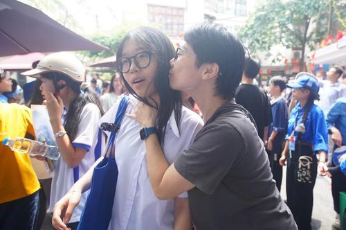 Phụ huynh không giấu khỏi niềm vui gặp thí sinh.