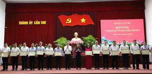 Chủ tịch UBND TP. Cần Thơ tặng bằng khen cho 14 tập thể và 43 cá nhân có thành tích tiêu biểu trong triển khai, vận hành mô hình chính quyền địa phương 2 cấp. Ảnh: Nhật Huy.