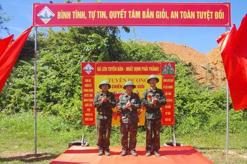 Trao "Hoa bắn giỏi" cho các chiến sĩ có kết quả bắn tốt.