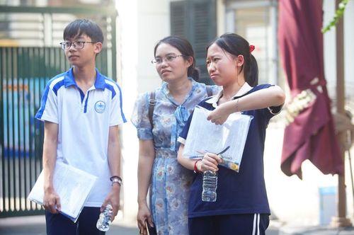 Trái ngược với cảnh rạng rỡ của thí sinh khác, một thí sinh rơi nước mắt được bạn bè, người thân động viên sau khi rời phòng thi.