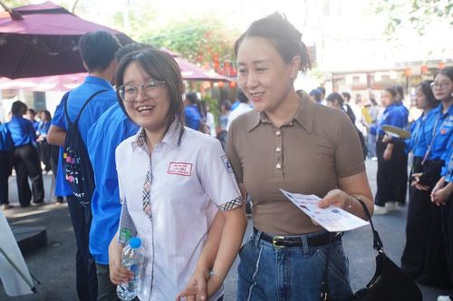 "Đề năm nay khá khó, em làm bài ở mức ổn. Em nghĩ mình được 9,25 điểm, thấp hơn kỳ vọng của em", Em Hà Vi, trường THCS Bế Văn Đàn cho biết.