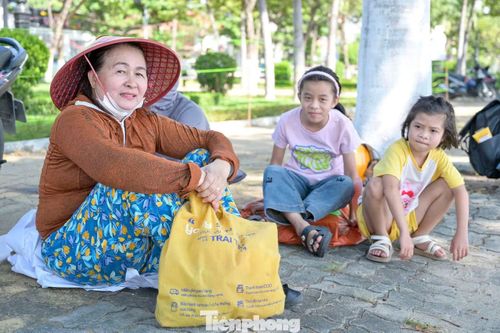 Bà Nguyễn Thị Hường (trú phường Hòa Khánh) cho biết gia đình bà có mặt tại khu vực bờ sông từ rất sớm để chọn vị trí thuận lợi xem pháo hoa. “Khoảng 15h tôi đã ra đây giữ chỗ. Những năm trước gia đình chỉ đứng ở xa nên tầm nhìn không được đẹp. Năm nay quyết định đi sớm để có vị trí thuận lợi hơn, xem đêm khai mạc cho trọn vẹn”, bà Hường chia sẻ.