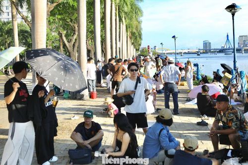 Theo ghi nhận của PV Tiền Phong, từ khoảng 16h, khu vực dọc tuyến đường Trần Hưng Đạo và các công viên ven sông Hàn đã trở nên đông đúc. Dù còn nhiều giờ nữa chương trình mới bắt đầu, dòng người vẫn liên tục đổ về các vị trí quan sát pháo hoa miễn phí với mong muốn tìm được góc nhìn đẹp nhất hướng về sân khấu và trận địa pháo hoa.