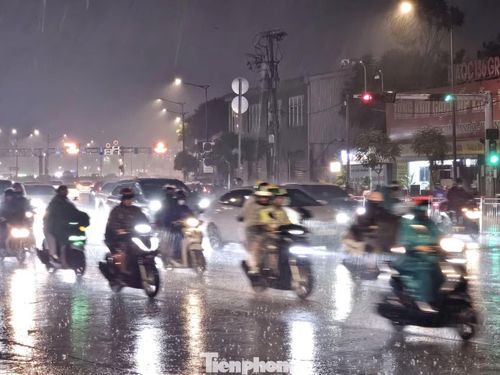 TPHCM xuất hiện mưa "trắng trời" tối cuối tuần. Ảnh: Ngô Tùng