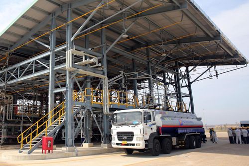 Xe bồn nhập sản phẩm ngay sau khi dự án được khánh thành.