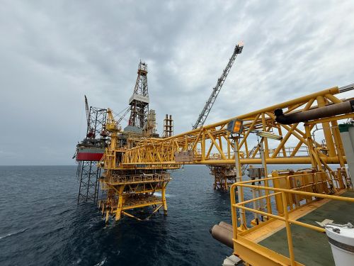 Giàn khai thác dầu condensate và khí Sư Tử Trắng là giàn nằm trong cụm mỏ Sư Tử (gồm Sư Tử Vàng, Sư Tử Nâu, Sư Tử Đen và Sư Tử Trắng. Giàn Sư Tử Trắng là giàn có sản lượng khai thác cao nhất trong cụm mỏ Sư Tử với khoảng gần 16 ngàn thùng dầu condensate và 180 triệu fit khối khí mỗi ngày. Đặc biệt, trong hơn 10 năm đi vào khai thác, giàn Sư Tử Trắng chưa để xảy ra bất cứ sự cố mất an toàn nào.