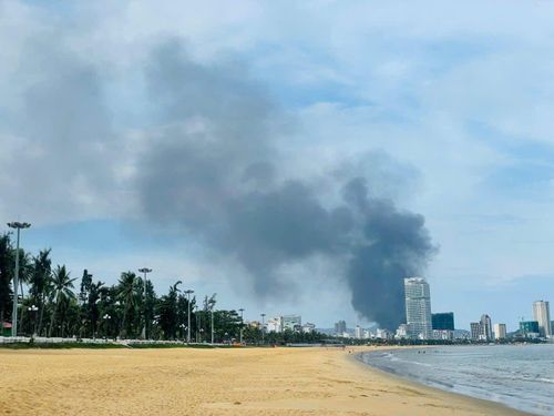 Từ xa, người dân có thể nhìn thấy cột khói cao hàng chục mét của đám cháy.