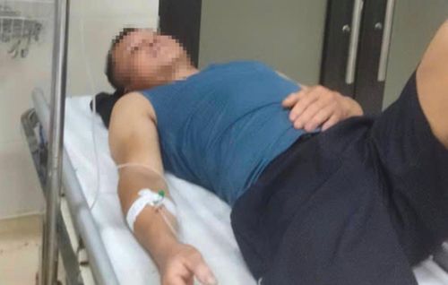 Bệnh nhân được đưa tới bệnh viện cấp cứu.