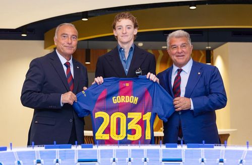 Gordon trong buổi lễ ra mắt Barcelona - Ảnh: FCB