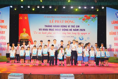 Lãnh đạo TP Hải Phòng tặng học bổng cho các cháu học sinh
