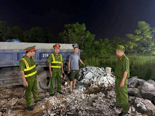 Tổ công tác bàn giao vụ việc cho Công an phường Thanh Liệt tiếp tục xác minh, xử lý theo quy định. Ảnh: CAHN
