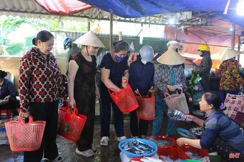 Đi chợ bằng làn nhựa, giảm thiểu sử dụng túi ni lông là mô hình được chị em phụ nữ tổ dân phố Tân Học (phường Trần Phú) thực hiện nhiều năm nay.