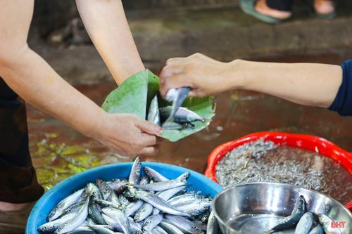 Thực phẩm tươi sống được chị em gói bằng lá chuối bỏ vào làn mỗi khi đi chợ.