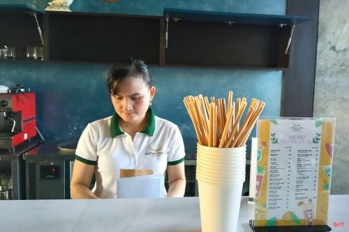 Cốc và ống hút bằng giấy được khách sạn Mường Thanh Luxury Xuân Thành (xã Tiên Điền) sử dụng phục vụ du khách.