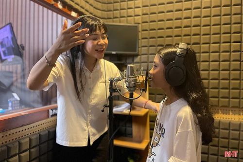 Một buổi thu âm của cô giáo Thúy Hiền cùng học sinh.