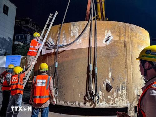 Các kỹ sư, công nhân thi công tháo dỡ những cấu kiện đầu tiên của robot đào hầm TBM tại ga ngầm S12-Ga Hà Nội sau khi hoàn thành nhiệm vụ khoan hầm tuyến Metro Nhổn-Ga Hà Nội. (Ảnh: Trung Nguyên/TTXVN)