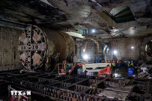 Robot TBM hoàn thành hành trình khoan hầm đoạn ngầm tuyến Metro Nhổn-Ga Hà Nội và đang được tháo dỡ tại ga S12. (Ảnh: Trung Nguyên/TTXVN)