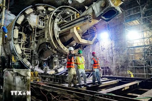 Robot TBM hoàn thành hành trình khoan hầm đoạn ngầm tuyến Metro Nhổn - Ga Hà Nội và đang được tháo dỡ tại ga S12. (Ảnh: Trung Nguyên/TTXVN)