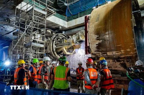 Các đơn vị thi công họp giao ban hiện trường, thống nhất phương án tháo dỡ robot TBM bảo đảm an toàn tuyệt đối. (Ảnh: Trung Nguyên/TTXVN)
