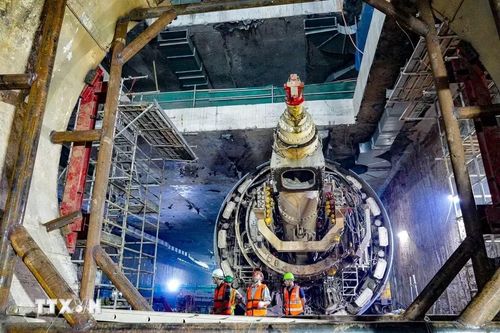 Robot TBM hoàn thành hành trình khoan hầm đoạn ngầm tuyến Metro Nhổn-Ga Hà Nội và đang được tháo dỡ tại ga S12. (Ảnh: Trung Nguyên/TTXVN)