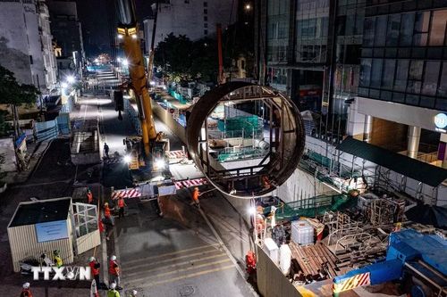 Công tác cẩu lắp, tháo dỡ robot TBM được thực hiện xuyên đêm nhằm bảo đảm tiến độ dự án. (Ảnh: Trung Nguyên/TTXVN)