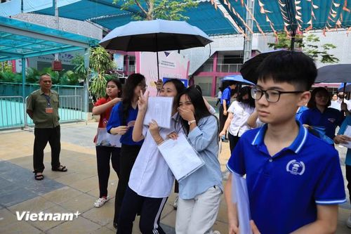 Cảm xúc tích cực sẽ giúp các thí sinh thoải mái hơn khi bước vào môn thi thứ hai vào buổi chiều - bài thi Ngoại ngữ. (Ảnh: Hoài Nam/Vietnam+)