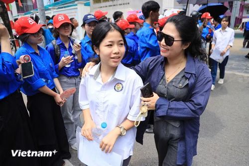Kết thúc môn thi đầu tiên, nhiều thí sinh có trạng thái thoải mái. (Ảnh: Hoài Nam/Vietnam+)