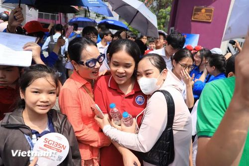 Thời gian làm bài thi Ngoại ngữ sẽ bắt đầu từ 14 giờ đến 15 giờ, thí sinh cần lưu ý đảm bảo sức khỏe và đến sớm theo thời gian khuyến cáo để chuẩn bị tinh thần tốt nhất. (Ảnh: Hoài Nam/Vietnam+)