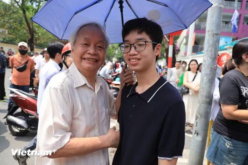Ông U90 rạng rỡ đón cháu trai sỹ tử sau môn thi đầu tiên. (Ảnh: Hoài Nam/Vietnam+)