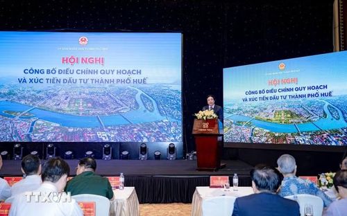 Phó Bí thư Thành ủy, Chủ tịch Ủy ban Nhân dân thành phố Huế Nguyễn Khắc Toàn phát biểu tại hội nghị. (Ảnh: Mai Trang/TTXVN)