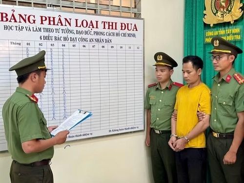 Cơ quan công an thi hành Lệnh bắt bị can để tạm giam đối với đối tượng Phạm Quốc Kỳ. (Ảnh: TTXVN phát)