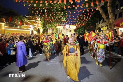 Lễ rước Xá Lợi Phật và xe hoa cầu nguyện Quốc thái dân an trên các tuyến phố. (Ảnh: Minh Đức/TTXVN)