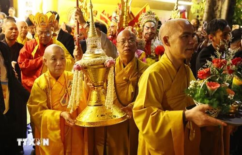 Đoàn cung rước Xá Lợi Phật đi qua các tuyến phố trung tâm thu hút đông đảo công chúng thành kính chiêm bái. (Ảnh: Minh Đức/TTXVN)