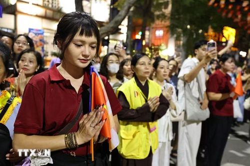 Đoàn cung rước Xá Lợi Phật đi qua các tuyến phố trung tâm thu hút đông đảo công chúng thành kính chiêm bái. (Ảnh: Minh Đức/TTXVN)