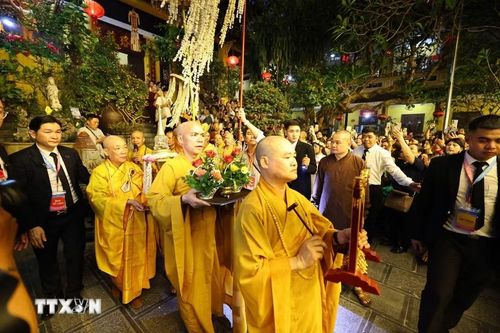 Lễ rước Xá Lợi Phật và xe hoa cầu nguyện Quốc thái dân an trên các tuyến phố. (Ảnh: Minh Đức/TTXVN)