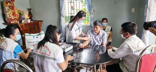Đội chăm sóc sức khỏe liên tục gắn với địa bàn dân cư xã Bắc Tân Uyên tới tận nhà khám sức khỏe cho người dân.