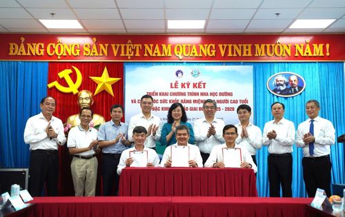 Bộ trưởng Y tế Đào Hồng Lan và lãnh đạo Thành phố Hồ Chí Minh chứng kiến lễ ký kết triển khai Chương trình Nha học đường theo mô hình trường - trạm và Chăm sóc sức khỏe răng miệng cho người cao tuổi tại Côn Đảo giai đoạn 2025-2028.