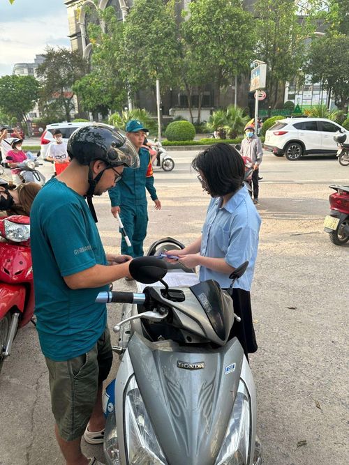Thí sinh kiểm tra giấy tờ trước khi vào điểm thi.