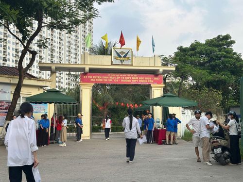 Từ 6 giờ 30 sáng, tại điểm thi Trường THPT Trung Văn thí sinh đã có mặt tại điểm thi.