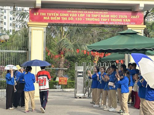 Đội ngũ tình nguyện viên đã sẵn sàng hỗ trợ từ trước 6 giờ sáng.
