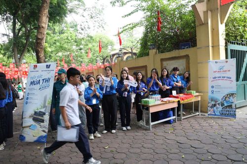 7 giờ sáng, các thí sinh hối hả vào điểm thi.