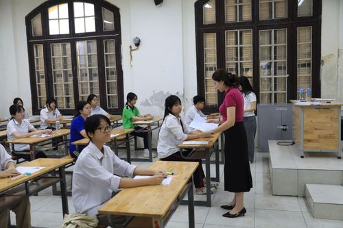 Thí sinh bắt đầu nhận giấy và làm bài.