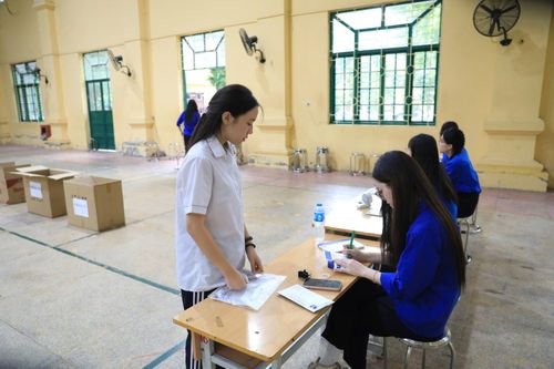 Khu vực gửi đồ tại điểm thi THPT Phan Đình Phùng.