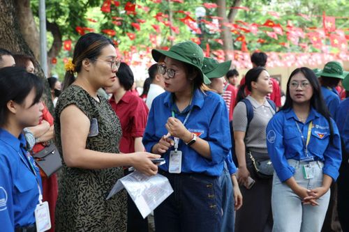 Tình nguyện viên sẵn sàng hỗ trợ người nhà.