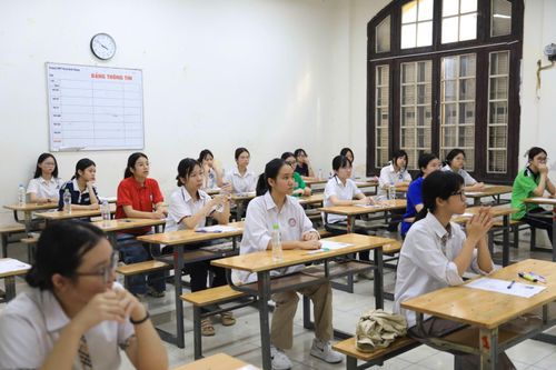 Thí sinh ổn định phòng thi và nghe quy chế một lần nữa.