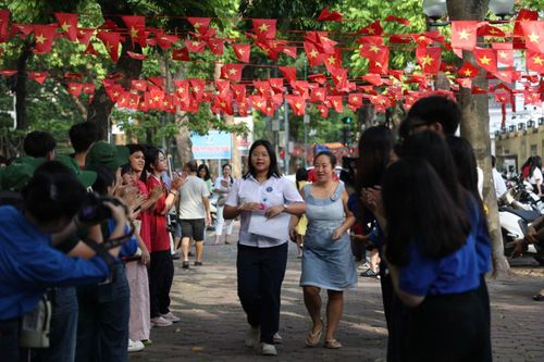 Thí sinh đến điểm thi Trường THPT Phan Đình Phùng từ sớm.