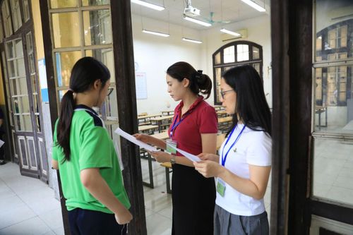 Thí sinh nghe số báo danh để vào phòng thi.