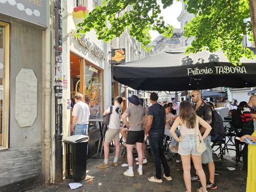Du khách xếp hàng mua món khoai tây chiên nổi tiếng của Bỉ ở Brussels.