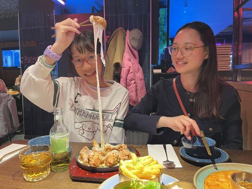 Du khách thưởng thức đặc sản của Bỉ tại Brussels.