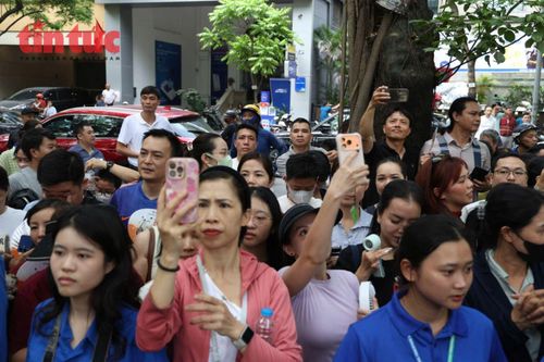 Phụ huynh tranh thủ ghi lại khoảnh khắc con em mình rời khỏi điểm thi.